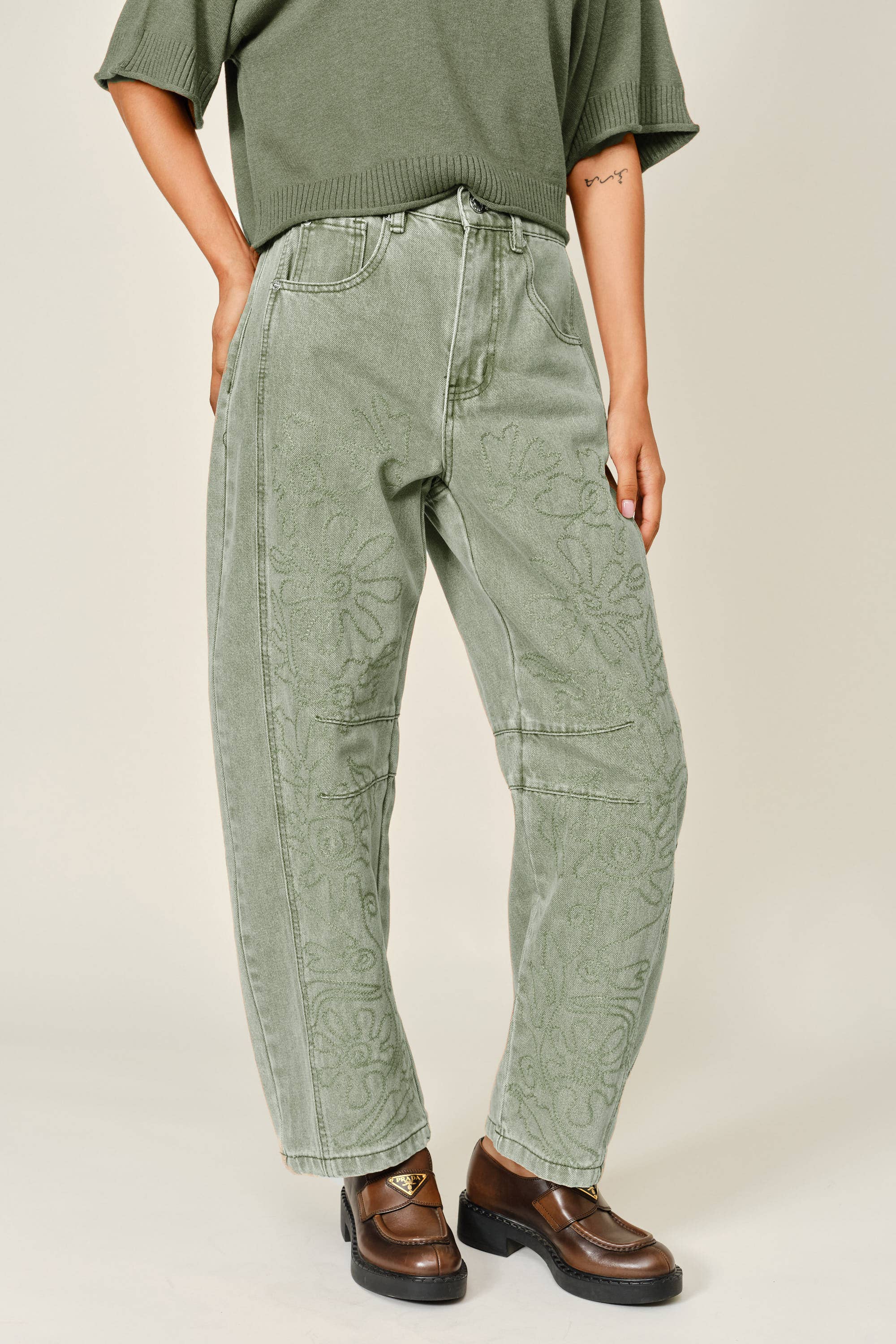 AJP5114 EMBROIDERED DETAIL COTTON BARREL PANTS