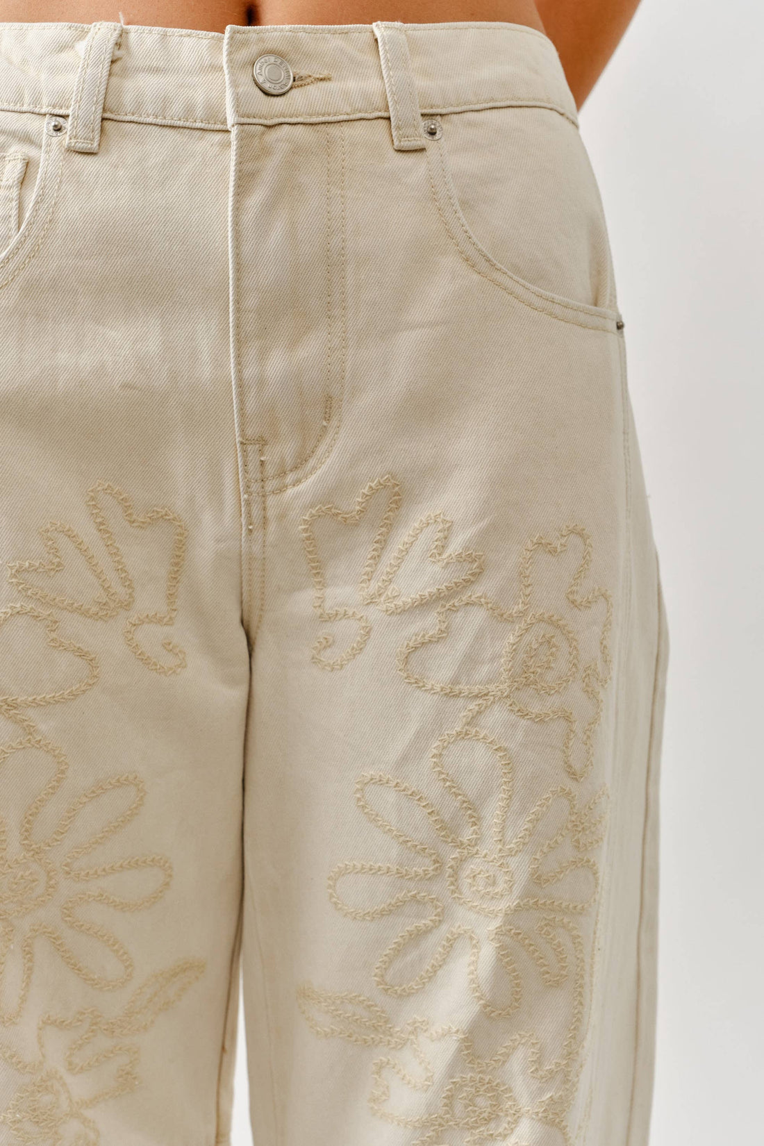 AJP5114 EMBROIDERED DETAIL COTTON BARREL PANTS