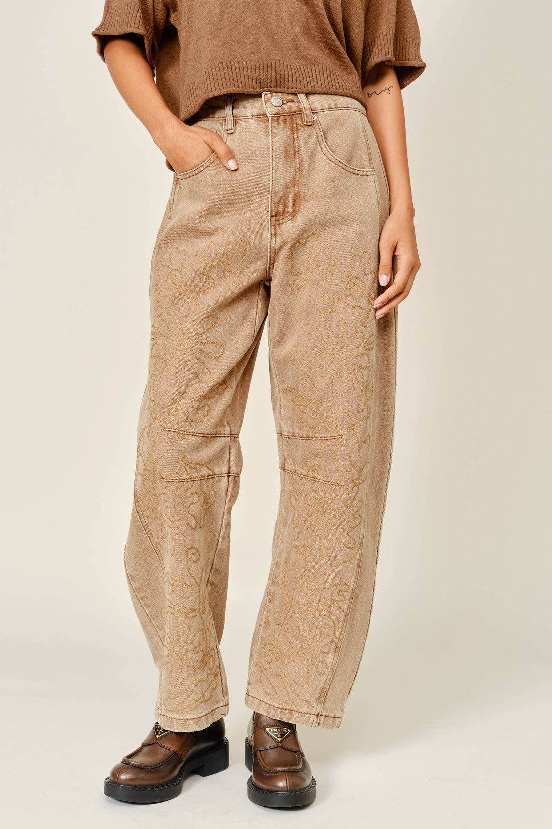 AJP5114 EMBROIDERED DETAIL COTTON BARREL PANTS