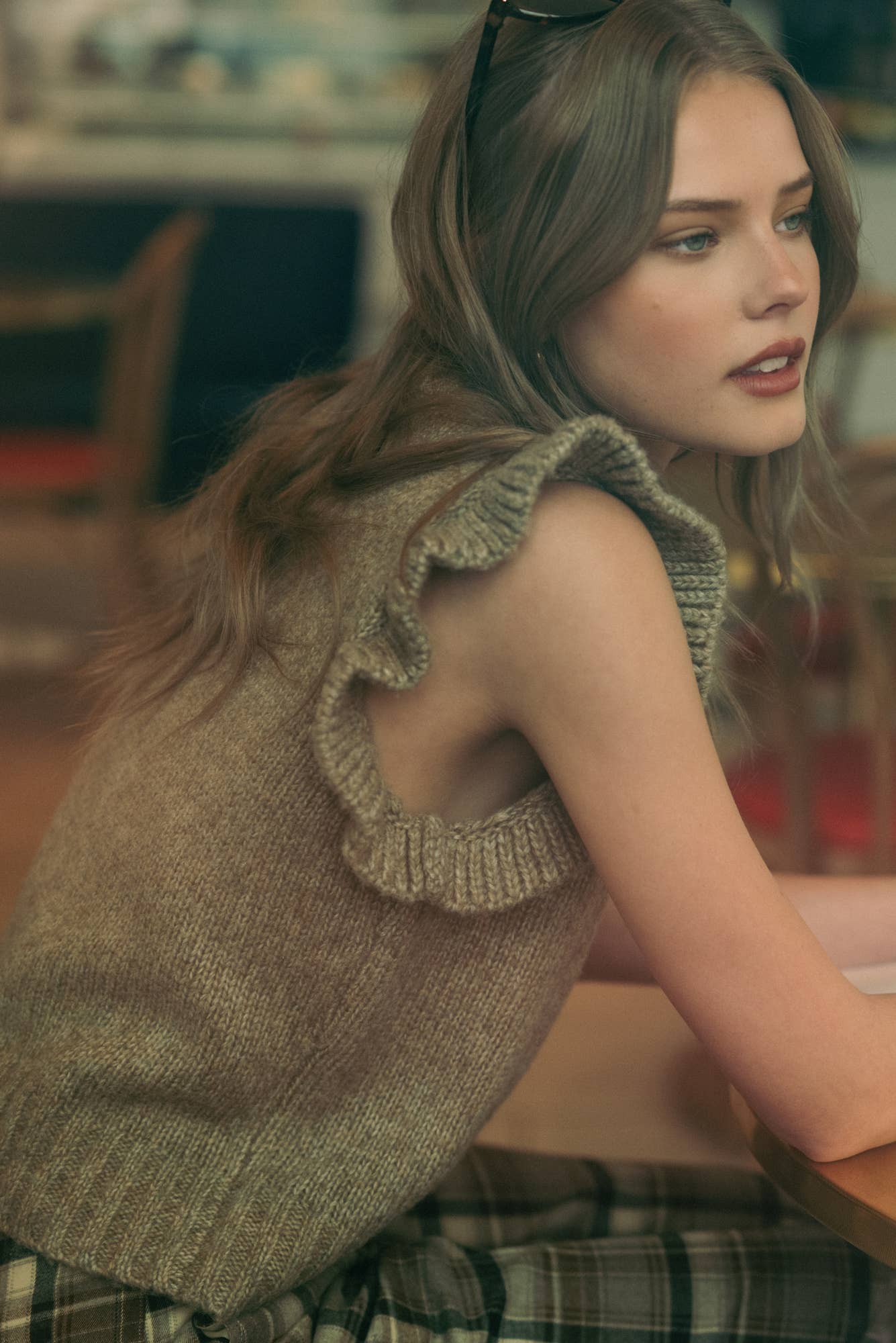 T7400   RUFFLE SLEEVE SWEATER TOP