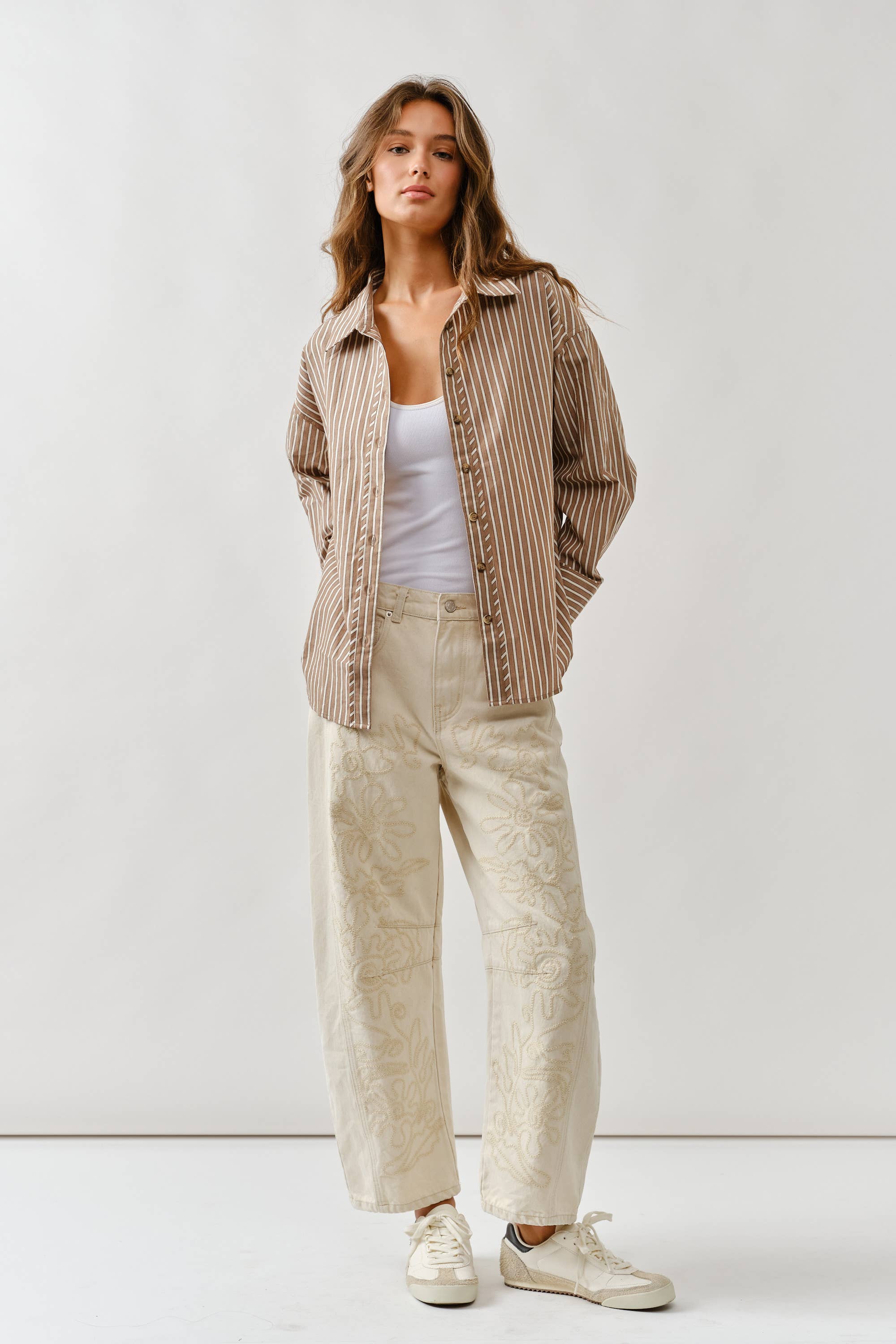 AJP5114 EMBROIDERED DETAIL COTTON BARREL PANTS