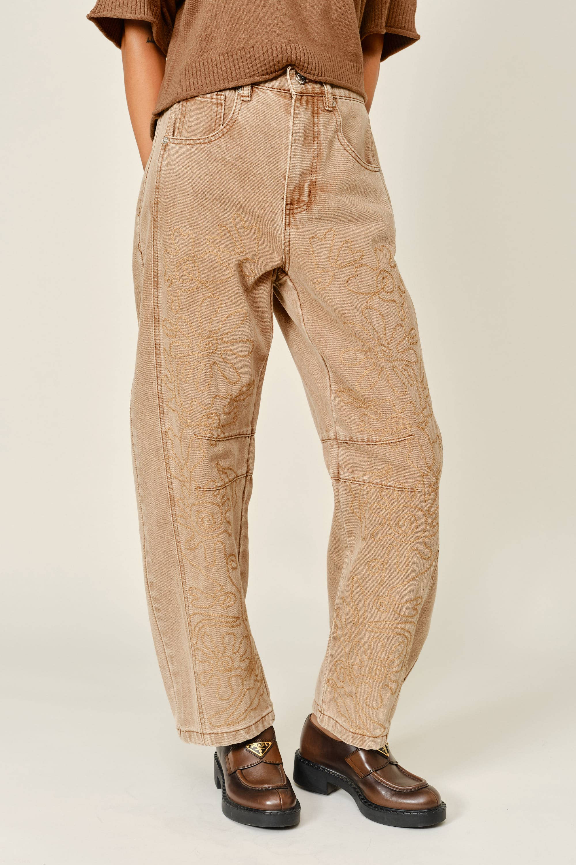 AJP5114 EMBROIDERED DETAIL COTTON BARREL PANTS