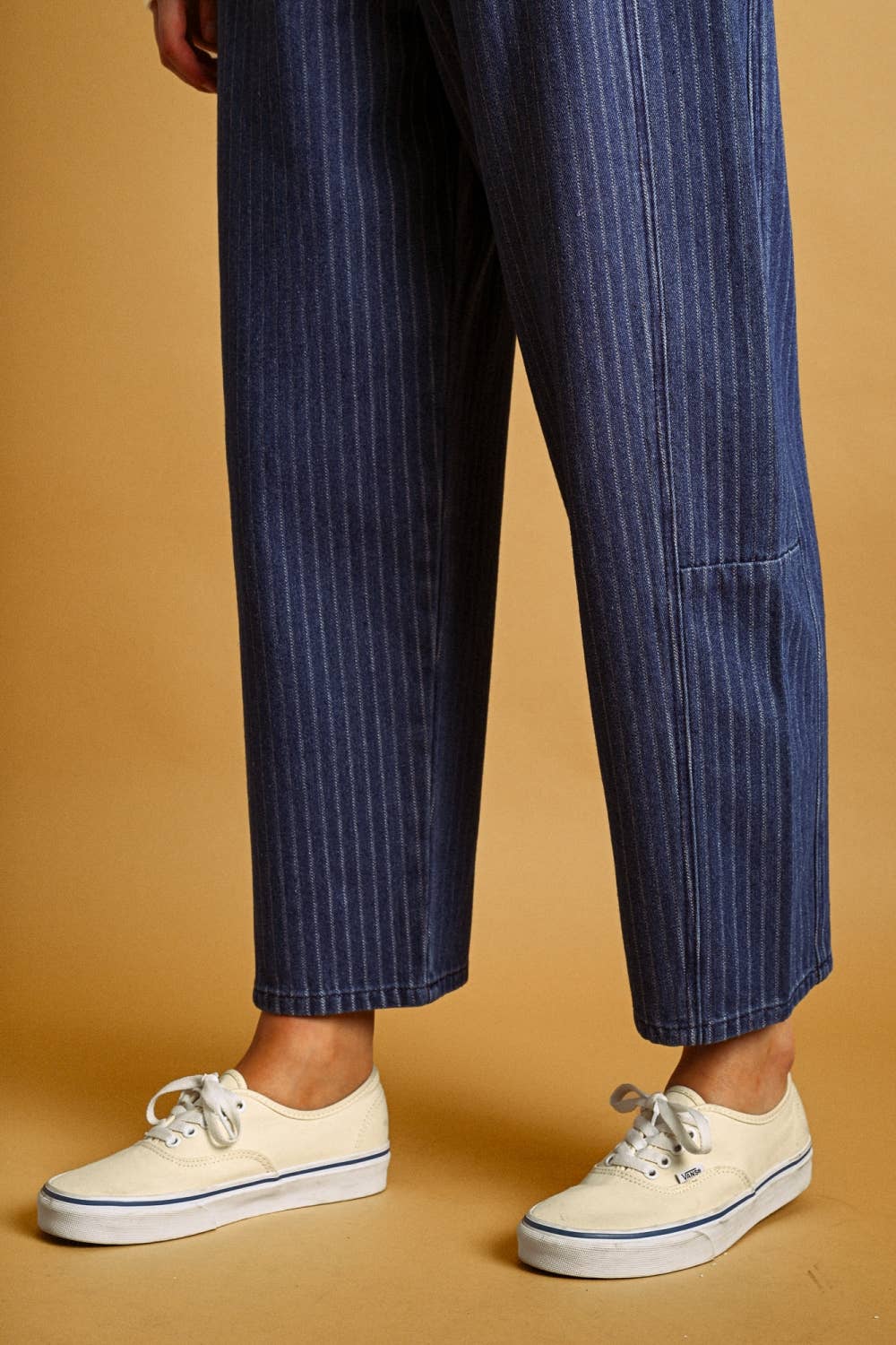 P7601   PINSTRIPED DENIM BARREL PANTS