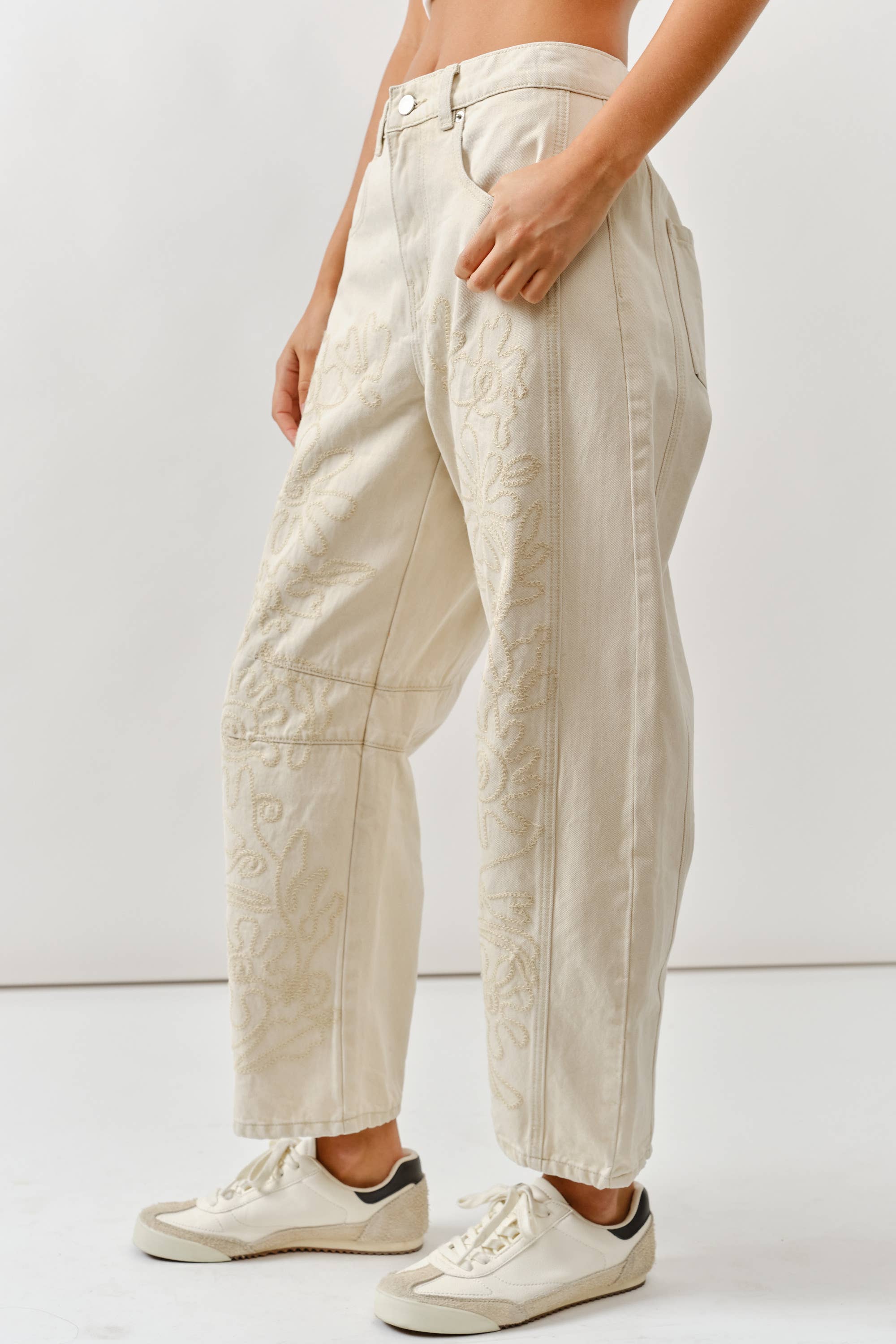 AJP5114 EMBROIDERED DETAIL COTTON BARREL PANTS