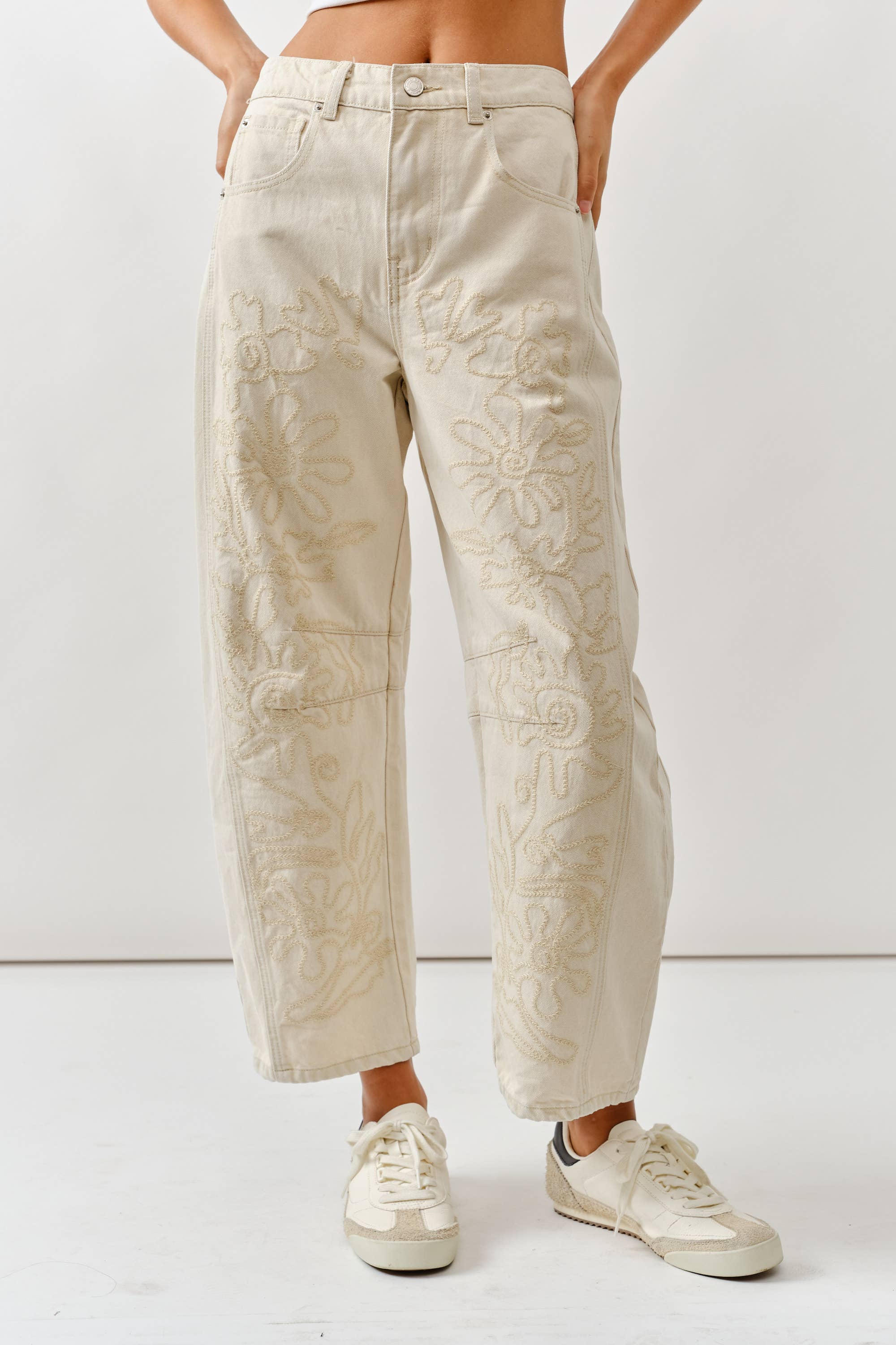 AJP5114 EMBROIDERED DETAIL COTTON BARREL PANTS