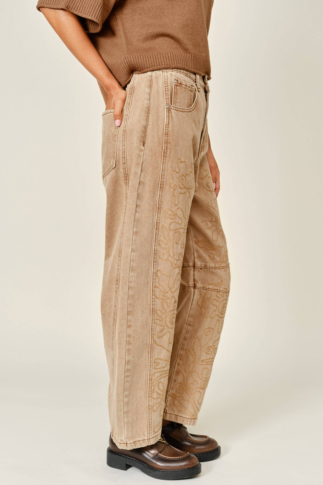 AJP5114 EMBROIDERED DETAIL COTTON BARREL PANTS
