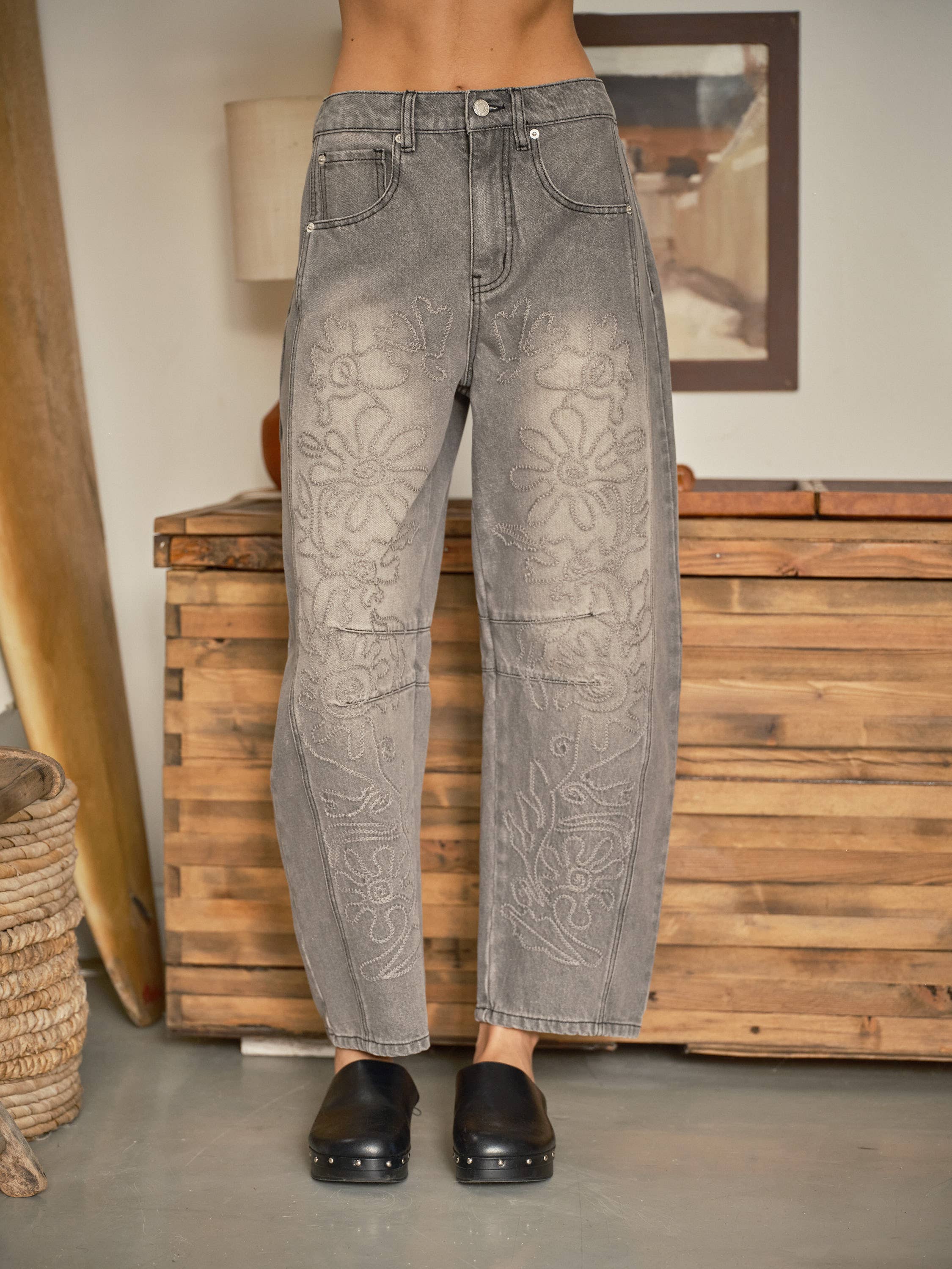 AJP5114 EMBROIDERED DETAIL COTTON BARREL PANTS
