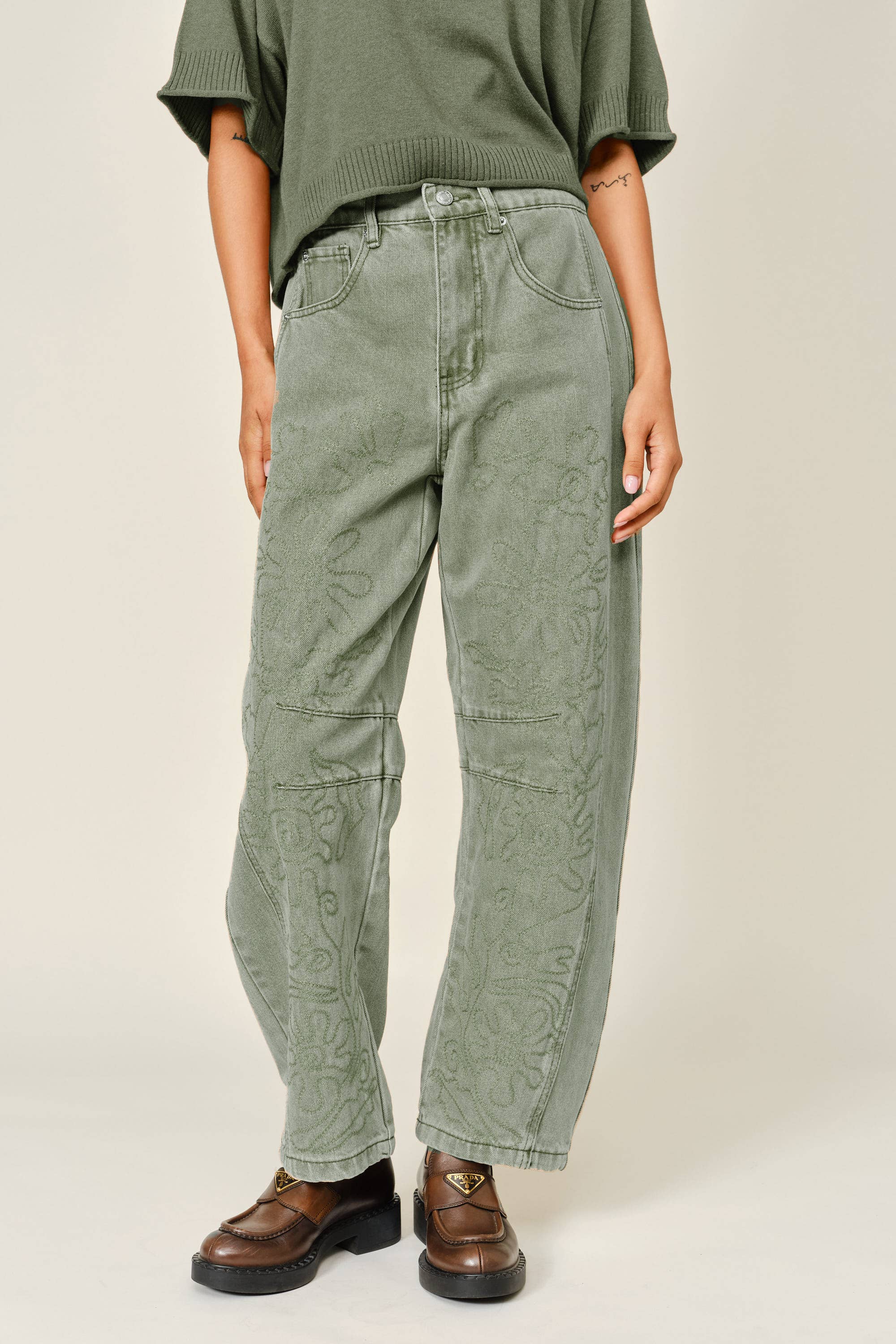 AJP5114 EMBROIDERED DETAIL COTTON BARREL PANTS