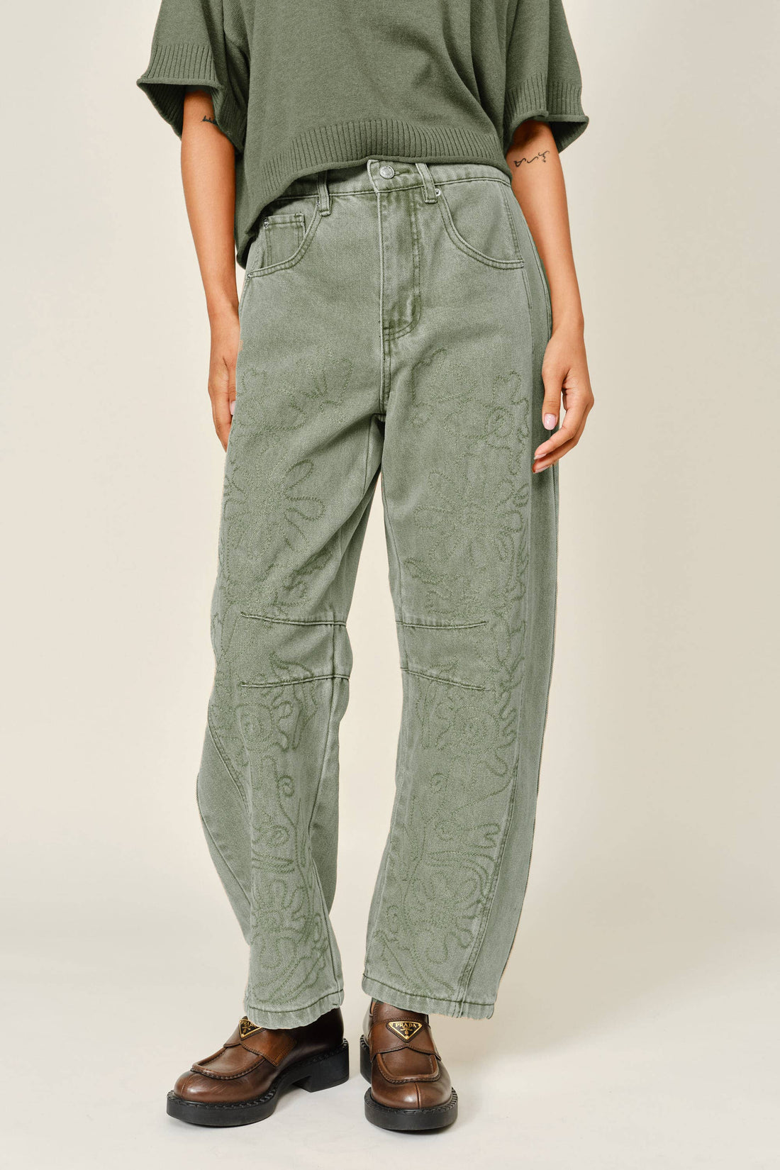 AJP5114 EMBROIDERED DETAIL COTTON BARREL PANTS